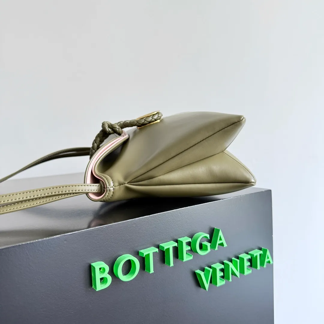 Batch 1520 Inspired by the 1970s, the Bottega Veneta women's logo shoulder bag has a smooth leather surface that brings a clean and handsome feel, just like the neatness and tenacity of a working woman. The front buckle has high-quality hardware pendant body, the overall retro elegance, and the excellent leather feels soft. This Bottega Veneta series can be described as beautiful, weakening the complexity of the outfit, not competing for it, and only using the best quality to interpret itself. Style number: 806030 (small size) Size: 27*16*6cm